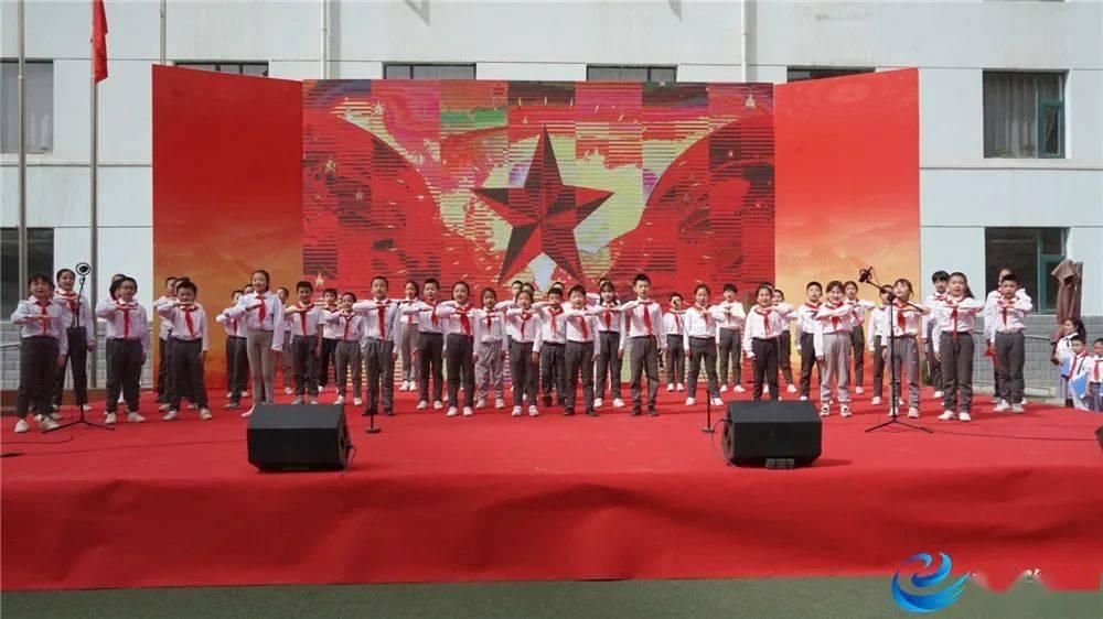 暖心时刻!胡可晒新年全家福,两儿子真的长大像沙溢